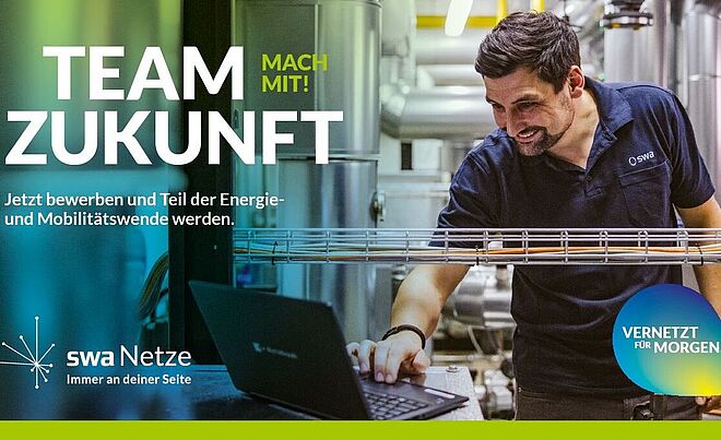 Werbebild der swa Netze: Eine Person in Arbeitskleidung steht in einem Technikraum mit Rohrleitungen und Bedienelementen. Die Person arbeitet an einem Laptop, der auf einer Metallfläche steht. Links im Bild befindet sich ein grüner Bereich mit dem Text ‚TEAM ZUKUNFT – MACH MIT! Jetzt bewerben und Teil der Energie- und Mobilitätswende werden.‘ Unten links ist das swa Netze Logo mit dem Slogan ‚Immer an deiner Seite‘, unten rechts ein Kreis mit der Aufschrift ‚VERNETZT FÜR MORGEN. Verlinkung zur Neue Kundenfeedbackkarten ab März 2025 Seite.