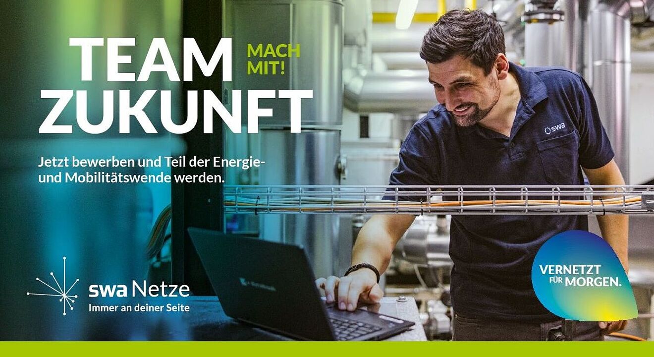 Werbebild der swa Netze: Eine Person in Arbeitskleidung steht in einem Technikraum mit Rohrleitungen und Bedienelementen. Die Person arbeitet an einem Laptop, der auf einer Metallfläche steht. Links im Bild befindet sich ein grüner Bereich mit dem Text ‚TEAM ZUKUNFT – MACH MIT! Jetzt bewerben und Teil der Energie- und Mobilitätswende werden.‘ Unten links ist das swa Netze Logo mit dem Slogan ‚Immer an deiner Seite‘, unten rechts ein Kreis mit der Aufschrift ‚VERNETZT FÜR MORGEN. Verlinkung zur Neue Kundenfeedbackkarten ab März 2025 Seite.