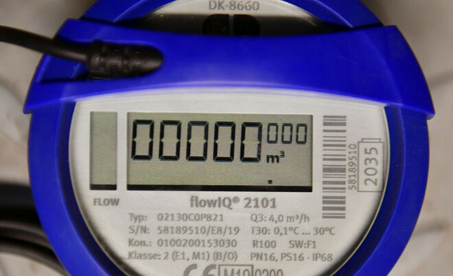 Nahaufnahme eines digitalen Wasserzählers vom Typ flowIQ® 2101 mit blauem Gehäuse. Das Display zeigt den Zählerstand ‚000000 m³‘. Auf dem Gerät sind technische Angaben wie Typ, Seriennummer, Durchflussrate (Q3: 4,0 m³/h), Temperaturbereich (0,1 °C bis 30 °C) sowie Schutzklasse IP68 sichtbar. Ein Kabel ist am oberen Bereich des Zählers angeschlossen. Verlinkung zur Messstellenbetrieb Wasser Seite.