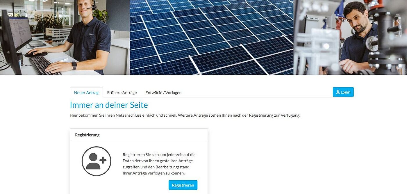 Eine Webseite ist auf einem Bildschirm zu sehen. Im oberen Bereich sind drei Bilder angeordnet: links eine Person an einem Schreibtisch mit Computer, in der Mitte eine große Fläche mit Solarmodulen, rechts eine Person, die an einer technischen Anlage arbeitet. Darunter befindet sich ein Textbereich mit der Überschrift „Immer an deiner Seite“ und einem Hinweis zur Registrierung für Netzanschlüsse. Ein weißes Feld mit einem Symbol für Benutzerregistrierung und einem blauen Button „Registrieren“ ist ebenfalls sichtbar. Verlinkung zur Anschlussportal Seite.