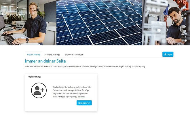 Eine Webseite ist auf einem Bildschirm zu sehen. Im oberen Bereich sind drei Bilder angeordnet: links eine Person an einem Schreibtisch mit Computer, in der Mitte eine große Fläche mit Solarmodulen, rechts eine Person, die an einer technischen Anlage arbeitet. Darunter befindet sich ein Textbereich mit der Überschrift „Immer an deiner Seite“ und einem Hinweis zur Registrierung für Netzanschlüsse. Ein weißes Feld mit einem Symbol für Benutzerregistrierung und einem blauen Button „Registrieren“ ist ebenfalls sichtbar. Verlinkung zur Anschlussportal Seite.