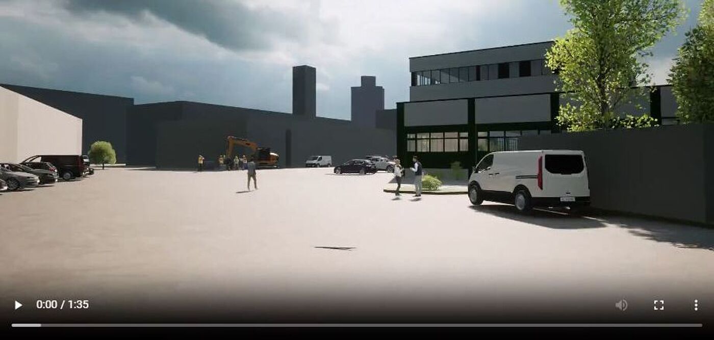 Visualisierung eines modernen Firmenareals mit Gebäuden, Fahrzeugen und Personen. Im Vordergrund befindet sich ein heller, weitläufiger Platz mit geparkten Autos und einem weißen Transporter rechts. Im Hintergrund sind mehrere Gebäude in dunklen Grautönen sowie ein Bagger und Personen zu sehen, die auf dem Platz verteilt sind. Rechts stehen grüne Bäume, die einen Kontrast zur urbanen Umgebung bilden. Der Himmel ist bewölkt, was eine realistische Lichtstimmung erzeugt. Das Bild ist ein Standbild aus einer 3D-Animation (Videolänge 1:35 Minuten) und zeigt die geplante Gestaltung des Geländes.