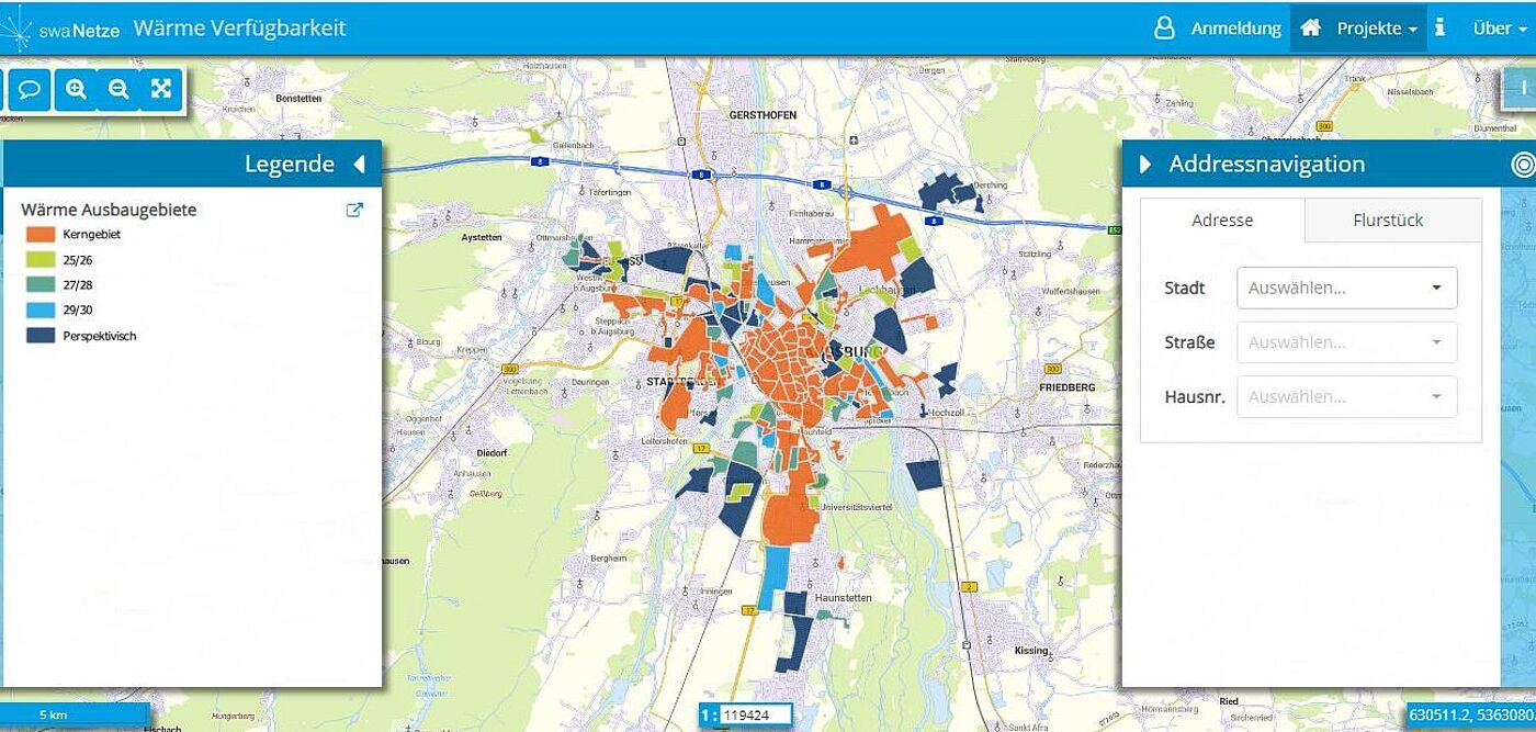 Digitale Karte zur Wärmeverfügbarkeit mit farblich markierten Ausbaugebieten. Die Karte zeigt Augsburg und umliegende Regionen, wobei orange, grüne und blaue Flächen die Wärmeausbaugebiete nach unterschiedlichen Zeiträumen kennzeichnen. Links befindet sich eine Legende mit den Kategorien Kerngebiet, 25/26, 27/28, 29/30 und Perspektivisch. Rechts ist ein Adressnavigationsfeld zur Auswahl von Stadt, Straße und Hausnummer sichtbar. Oben eine blaue Menüleiste mit Optionen wie Anmeldung, Projekte und Über.