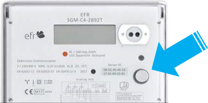 Nahaufnahme eines elektronischen Drehstromzählers vom Typ EFR SGM-C4-2B92T. Das Gerät verfügt über ein großes Display, eine optische Schnittstelle mit zwei runden Öffnungen sowie eine runde Bedientaste, die durch einen blauen Pfeil hervorgehoben ist. Auf der Vorderseite sind technische Angaben wie Spannung, Frequenz und Normen sowie ein Schaltplan sichtbar.