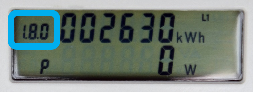 Nahaufnahme des Displays eines digitalen Stromzählers. Auf dem Bildschirm sind Messwerte sichtbar: 1.8.0 als Kennzahl für den Zählpunkt, darunter der aktuelle Verbrauch von 002630 Kilowattstunden sowie die Leistung mit 0 Watt. Die Anzeige ist rechteckig, mit schwarzer Schrift auf hellem Hintergrund. Das Bild zeigt die präzise Verbrauchsanzeige moderner Smart-Meter-Technologie.