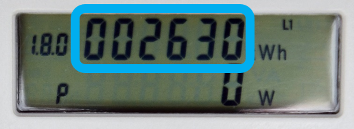 Nahaufnahme des Displays eines digitalen Stromzählers. Auf dem Bildschirm ist der aktuelle Zählerstand 002630 Wh deutlich sichtbar, daneben Kennungen wie 1.8.0 für die Verbrauchsanzeige sowie die Einheit Wh für Wattstunden. Unterhalb wird die aktuelle Leistung mit 0 W angezeigt. Die Anzeige ist rechteckig, mit schwarzer Schrift auf hellem Hintergrund und verdeutlicht die präzise Verbrauchsmessung moderner Smart-Meter-Technologie.